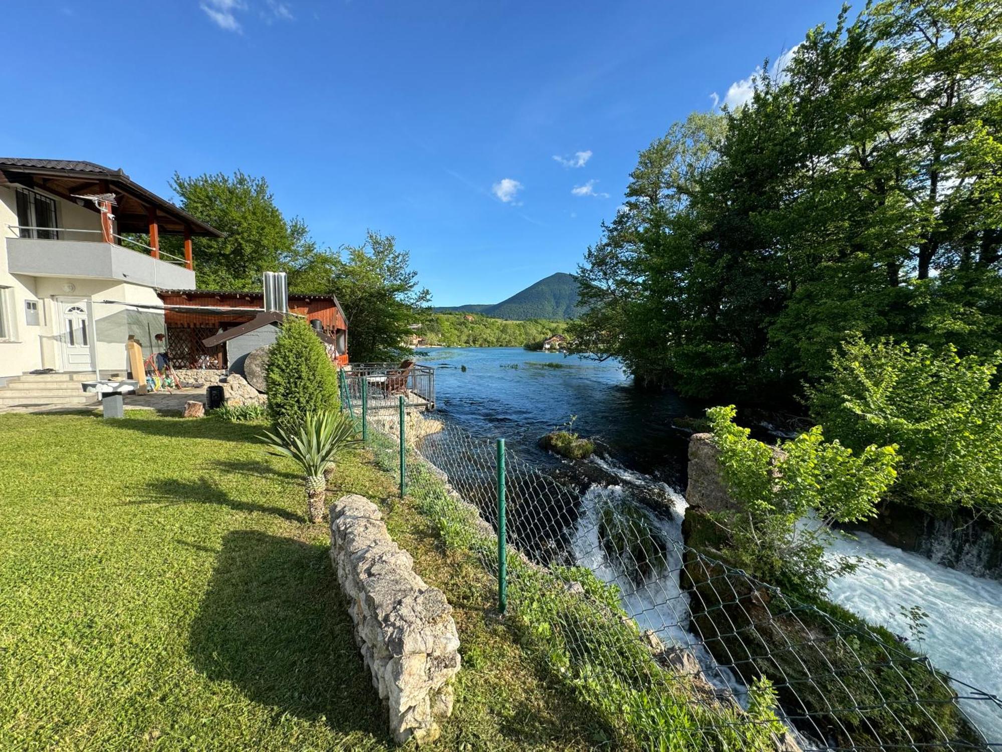 Hotri House On The River Island Ripac