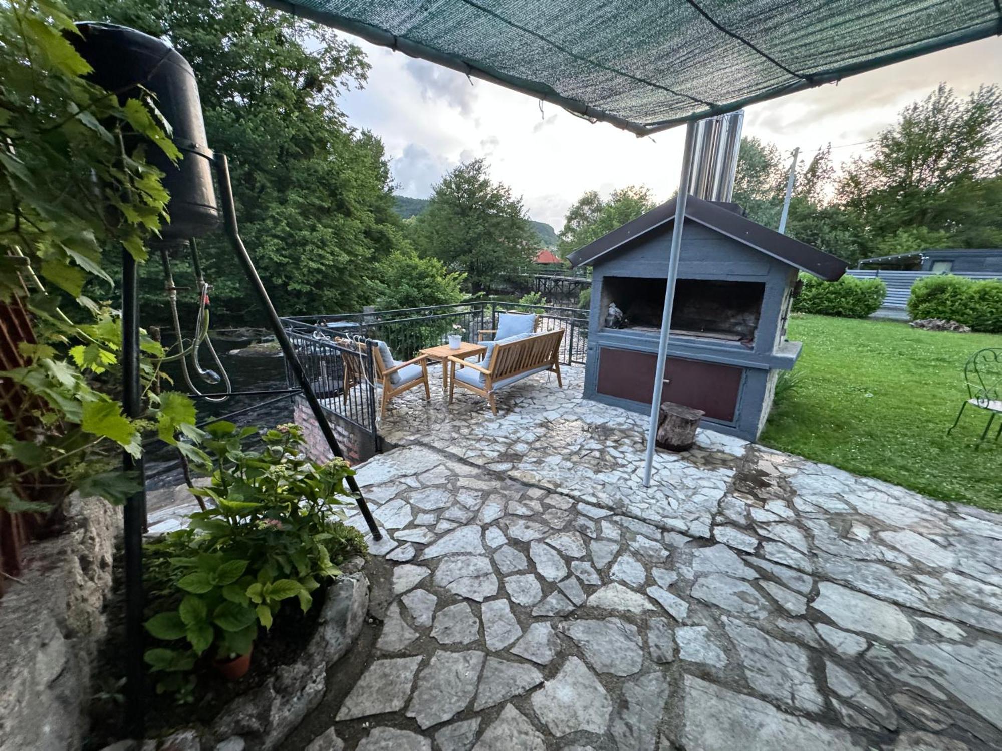 Villa Hotri House On The River Island