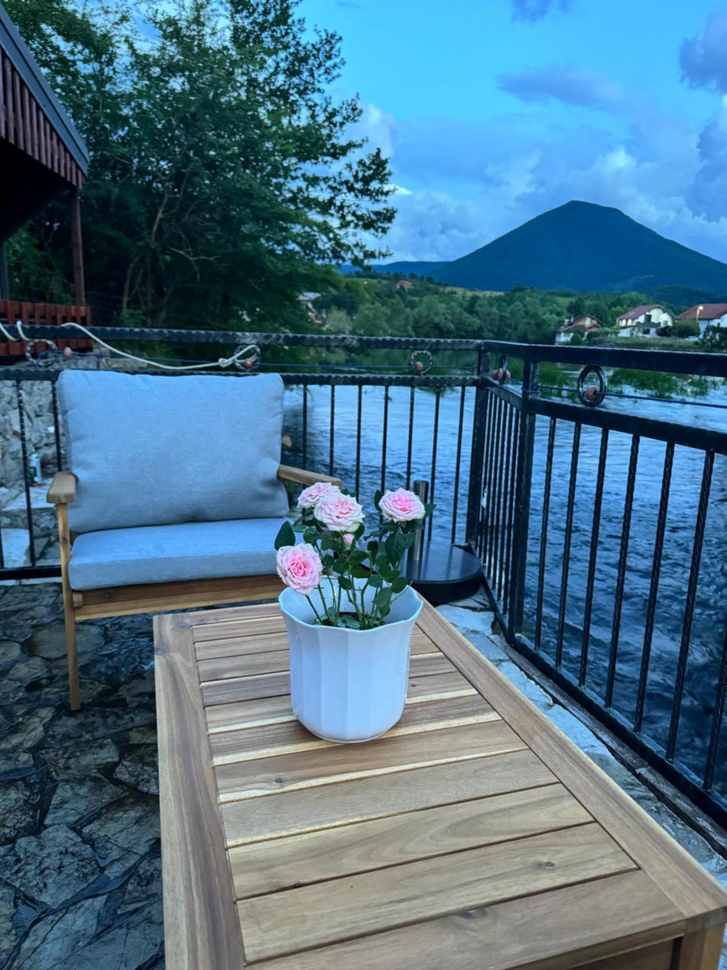 Hotri House On The River Island Ripac