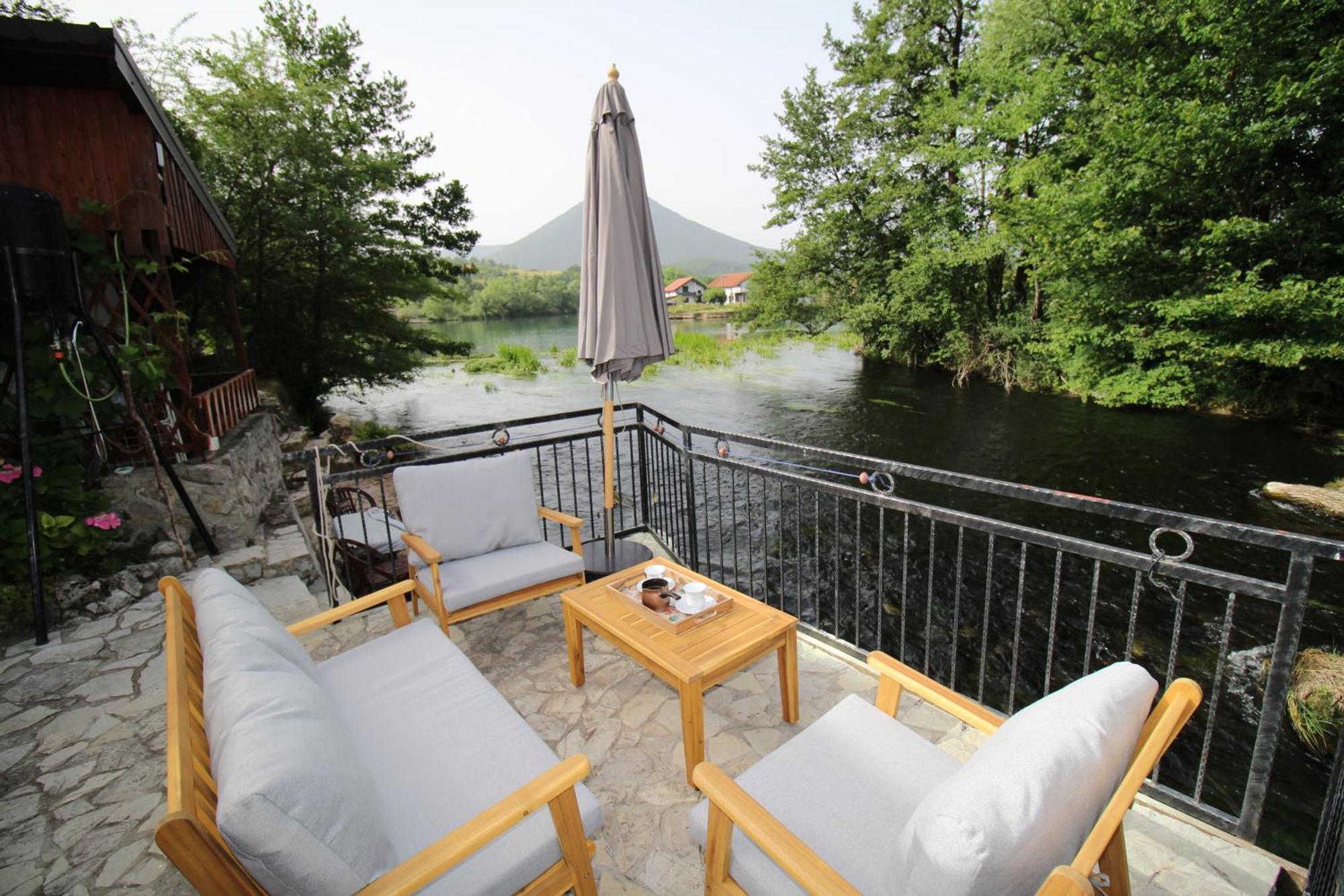 Hotri House On The River Island Villa