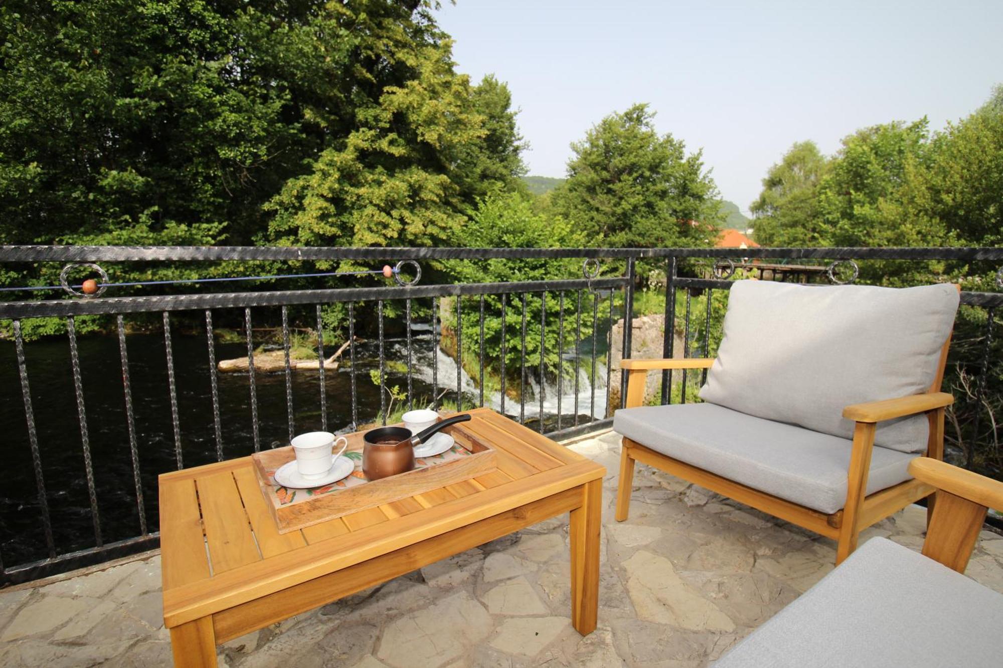 Villa Hotri House On The River Island
