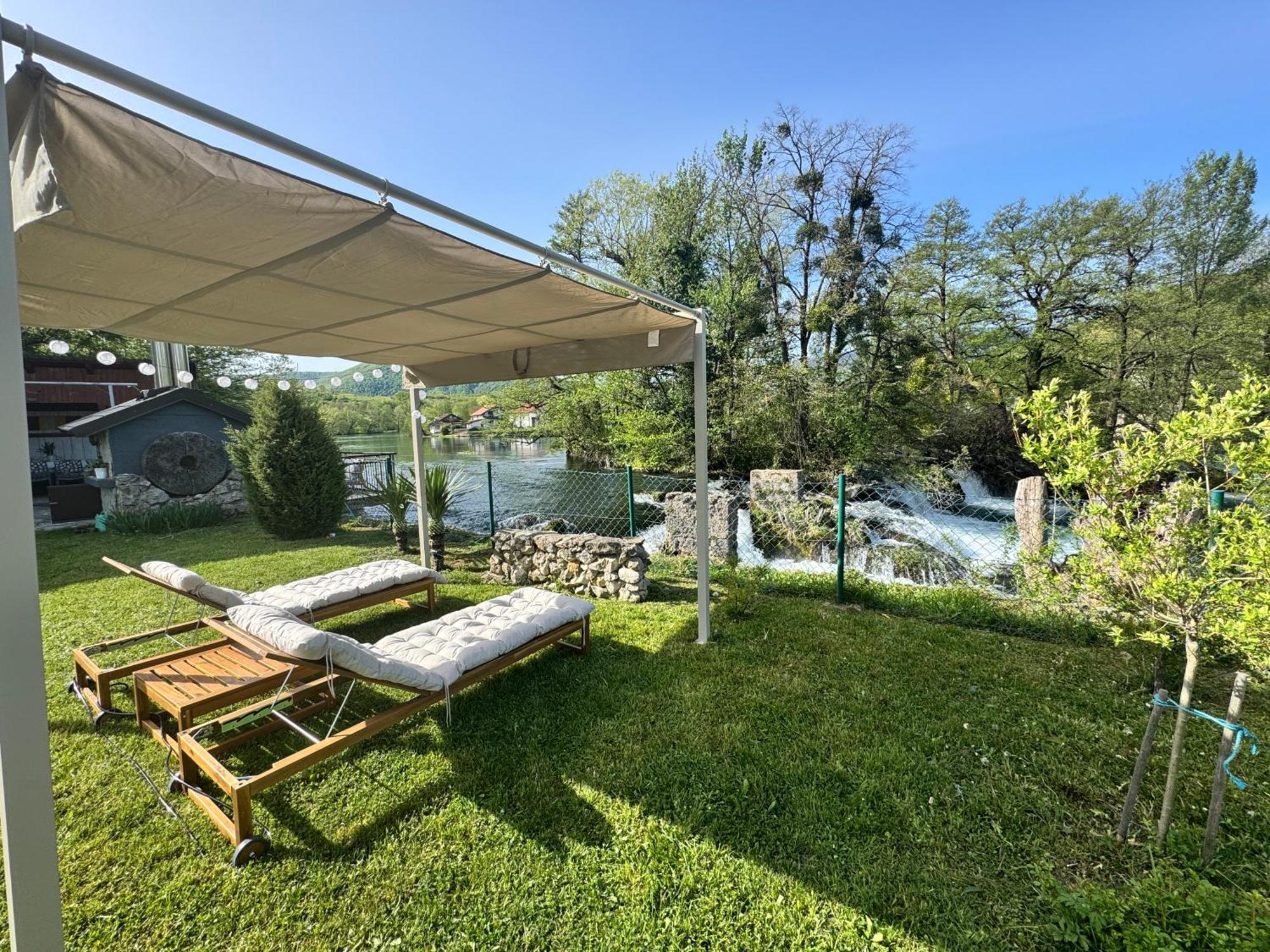 Villa Hotri House On The River Island